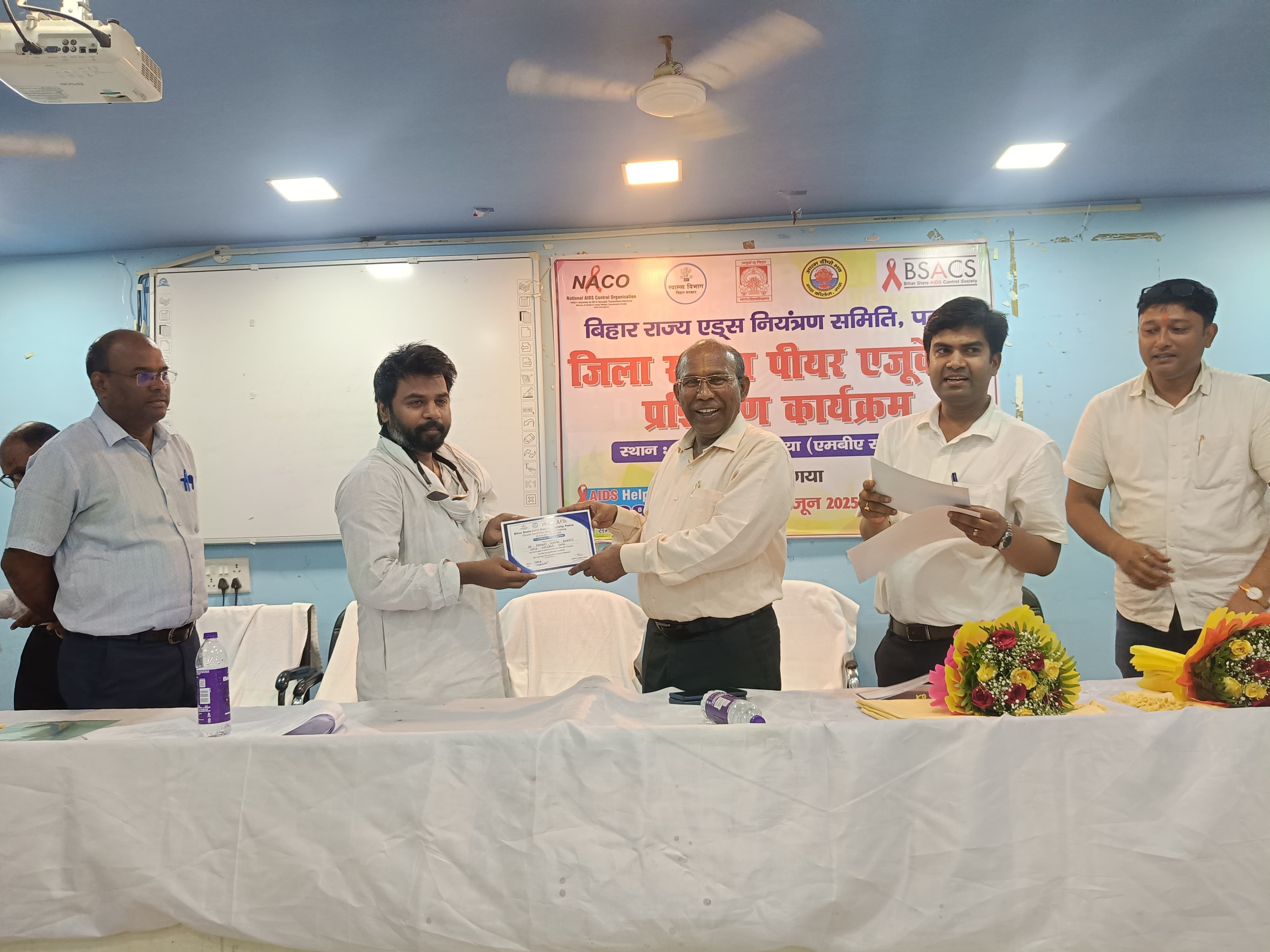 Prof. (Dr). B. C. Vaidya Ex. Prof. Of Geography JNU, New Delhi is warmly welcomed by the Principal Gaya College,Gaya Prof. (Dr.) Satish Singh Chandra with great respect and honor.